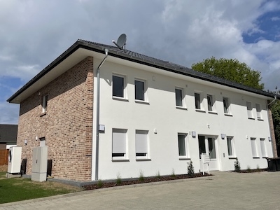 #IMMOTIONAL 3-ZIMMER-MIETWOHNUNG MIT BALKON IN NEUENWALDE - Vorderansicht Mehrfamilienhaus