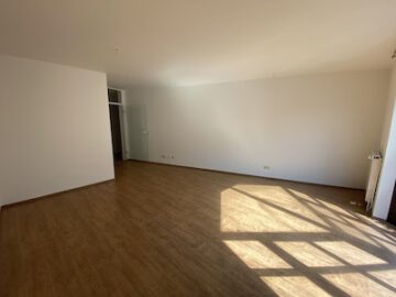 #IMMOTIONAL 2-ZIMMER WOHNUNG MIT GROßZÜGIGEM WOHNZIMMER - Wohnzimmer mit Blick in den Flur