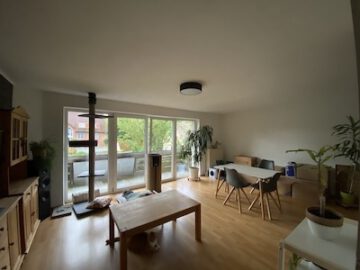 #IMMOTIONAL - SCHÖNE 2-RAUM-WOHNUNG MIT BALKON IN SCHIFFODRF - Wohnzimmer mit Balkon