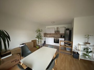 #IMMOTIONAL - SCHÖNE 2-RAUM-WOHNUNG MIT BALKON IN SCHIFFODRF - Offener Essbereich mit Blick zur Küche